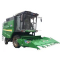 self-propelled corn picker memisahkan biji-bijian dari tongkol